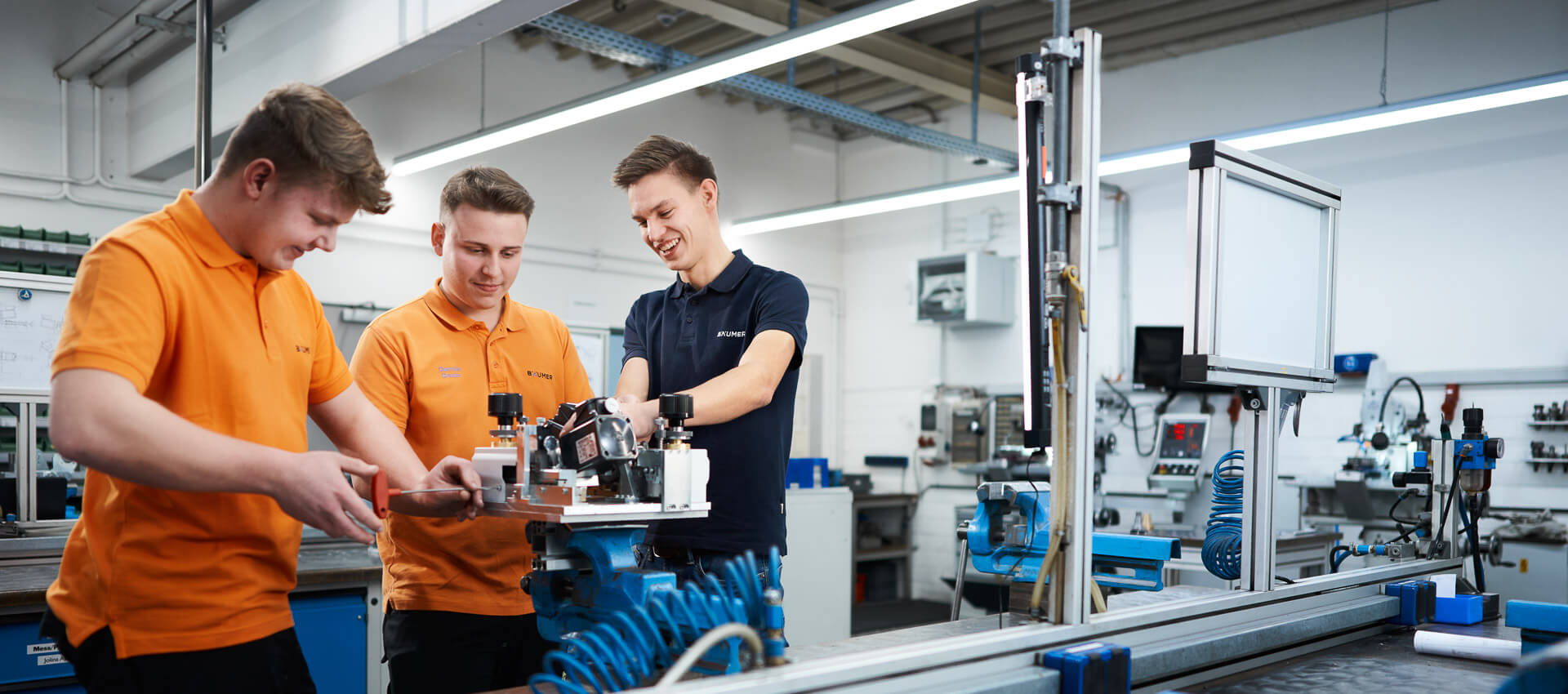 Fachkraft aus Algerien während der praktischen Ausbildung bei einem deutschen Unternehmen